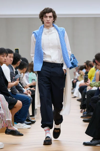 Look 27